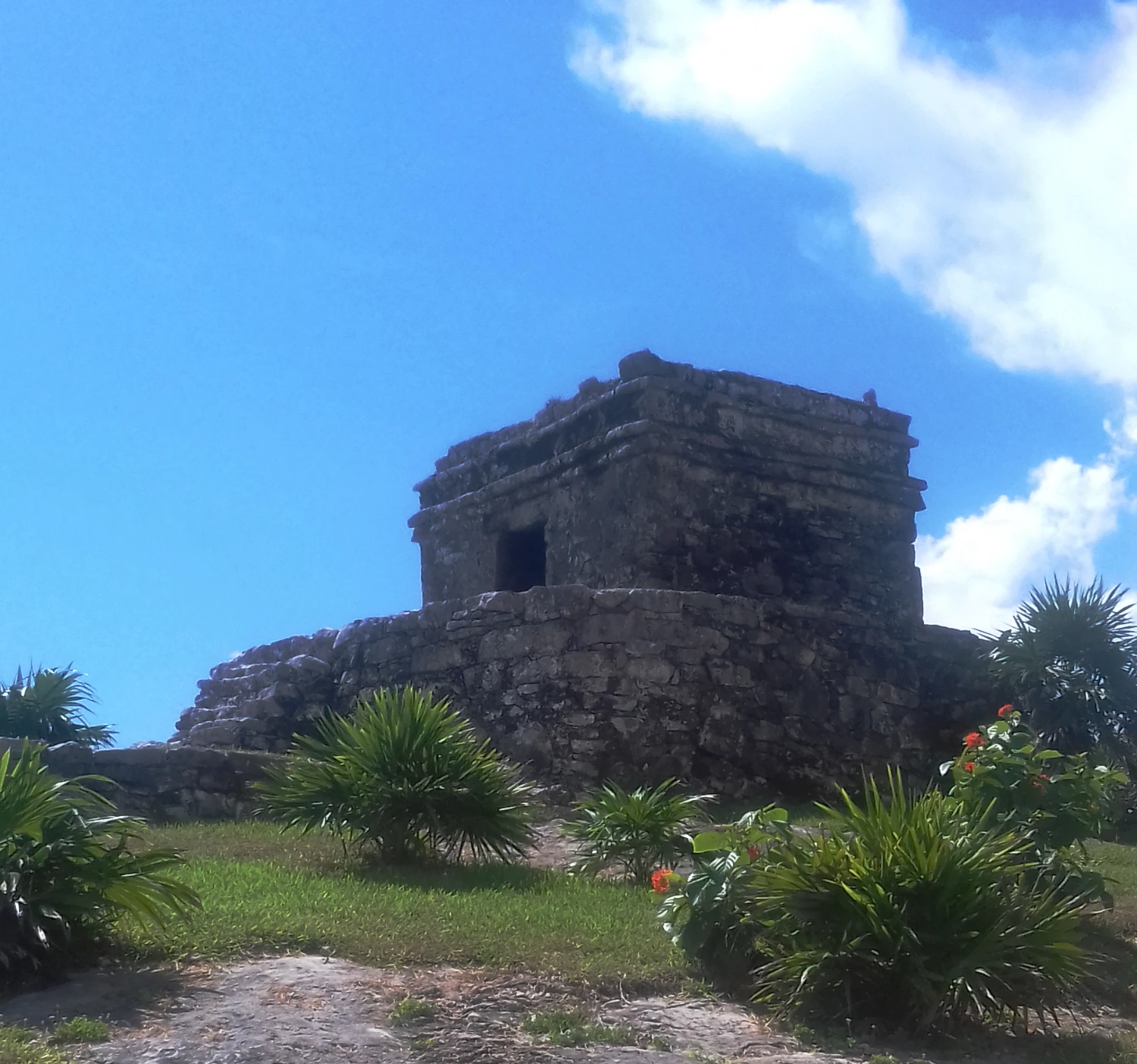 Mayan ruins of tulum pyramids